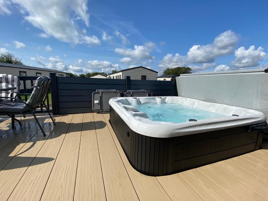Puddleducks, Dog Friendly Hot Tub Lodge South Cerney Esterno foto